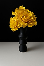 SİYAH VAZO ÜZERİNE SARI CANLI ÇİÇEKLER