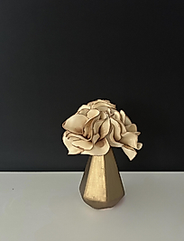 GOLD KÜÇÜK VAZO ÜZERİNE KAHVE KREM ÇİÇEKLER