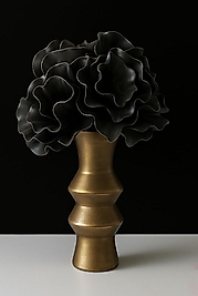 GOLD VAZO ÜZERİNE  GOLD ÇERÇEVELİ SİYAH ÇİÇEKLER