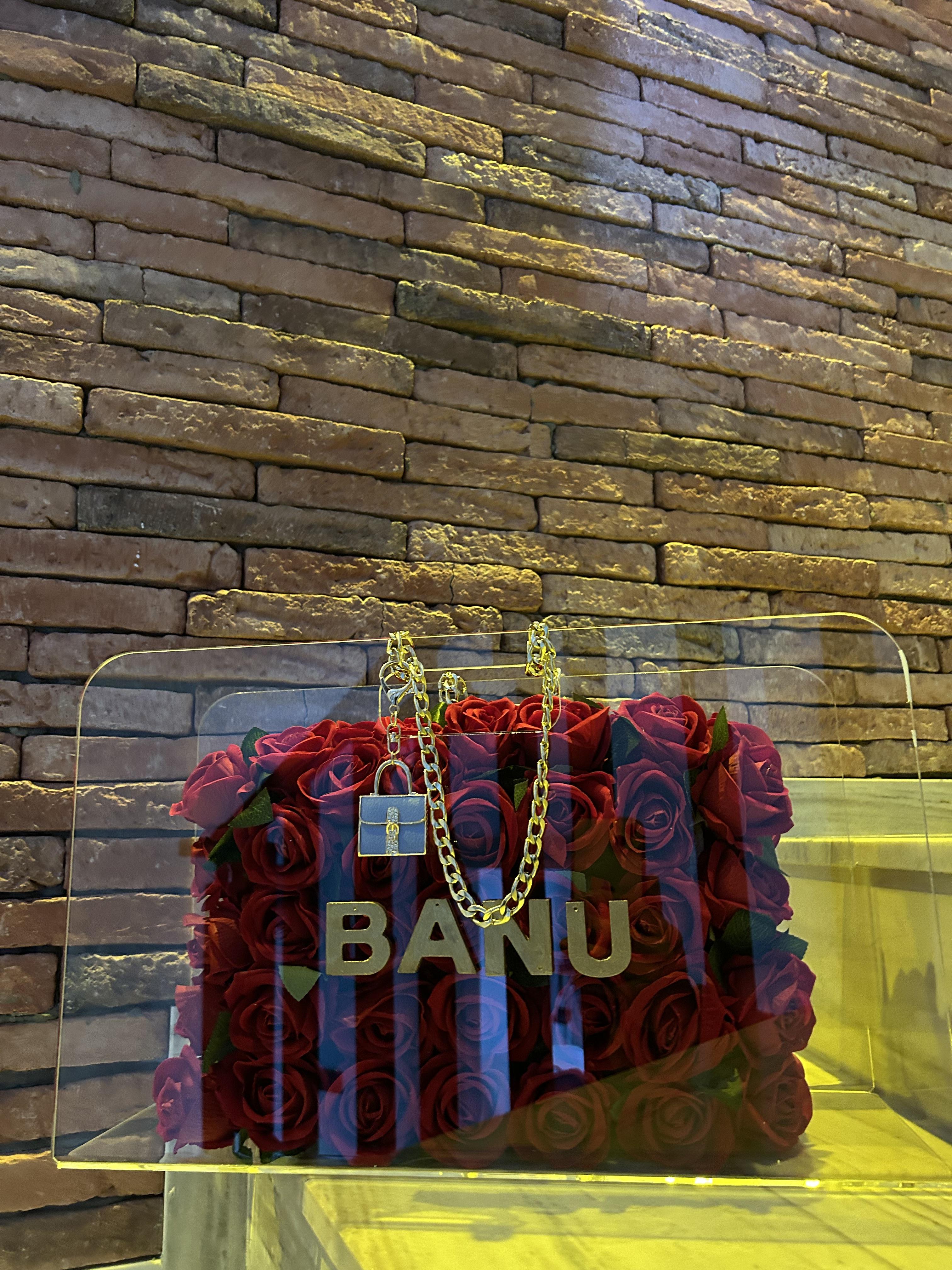 Çantalı çiçek buketi